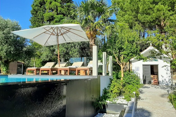 Een verwarmd zwembad