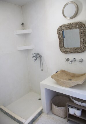 Combined shower/tub, hair dryer, towels