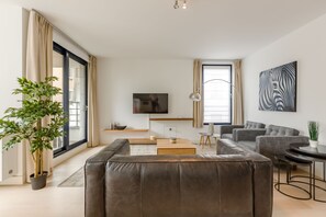 Apartment (4th floor) | Living room | Flat-screen TV - The Livorno (Brussels)