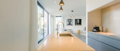 Dúplex, Terraza (6th floor) | Cocina privada | Refrigerador con congelador, microondas, horno y parrilla de estufa