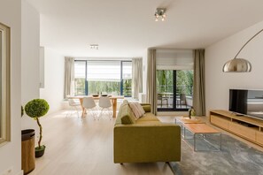 Apartment (2nd floor) | 2 bedrooms, premium bedding, blackout drapes, soundproofing - The Livorno (Brussels)