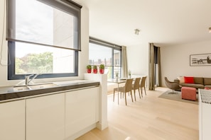 Apartment (5th floor) | Essbereich im Zimmer