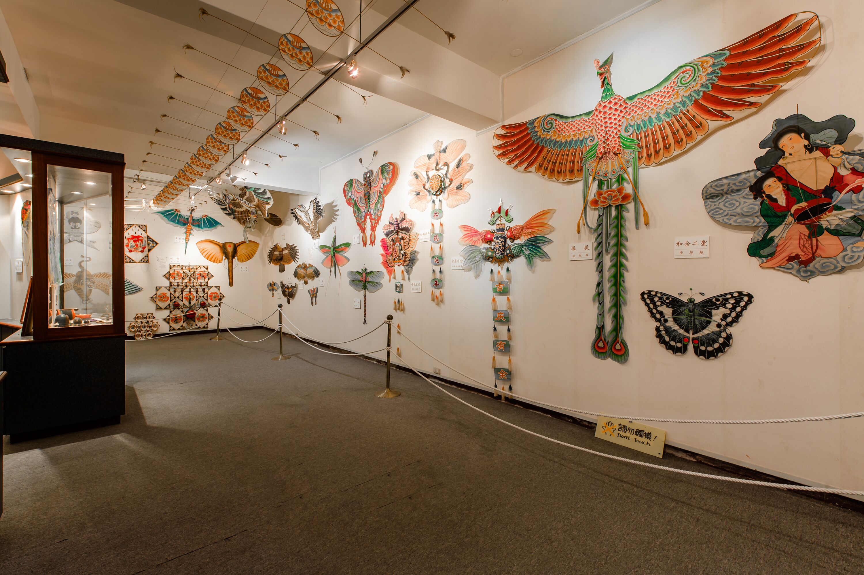 Una galería con diversas obras de arte tradicionales expuestas.