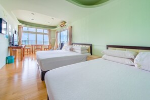 Quadruple Room with Sea View | Free WiFi, bed sheets - CF Kite Homestay (New Taipei City)