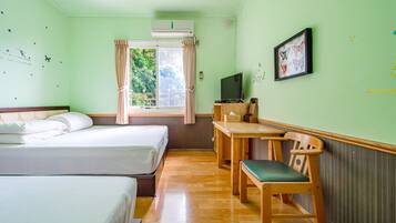 Een kamer met twee bedden, een bureau, een stoel, een televisie en een raam met gordijnen.
