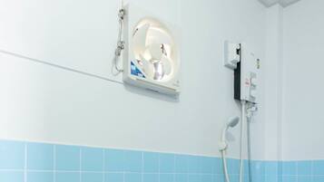 Deluxe Double Room | Bathroom | Shower