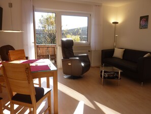 Apartment, 2 Schlafzimmer, 2 Bäder, Bergblick (Rosen) | Wohnbereich | 50-Zoll-Flachbildfernseher mit Satellitenempfang, Fernseher