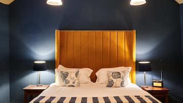 Habitación doble de lujo | Ropa de cama de alta calidad, escritorio y cortinas blackout