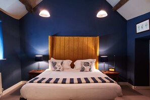 Luxury Double Room | Premium bedding, desk, blackout drapes, iron/ironing board - Kings Arms Hotel (Woodstock)