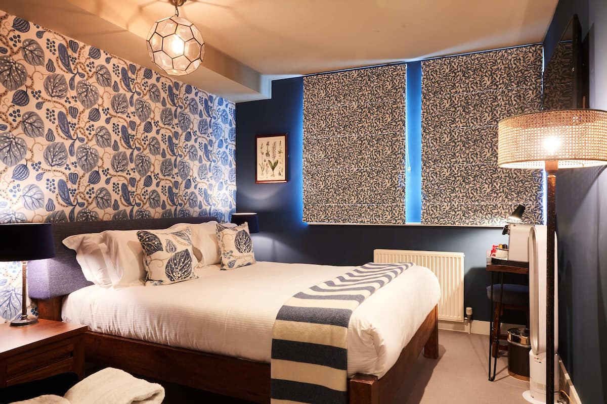 standard double room | premium bedding, desk, blackout curtains, iron/ironing board