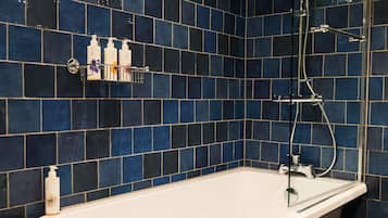 Luxury Double Room | Bathroom | Deep-soaking bathtub, free toiletries, hair dryer, towels