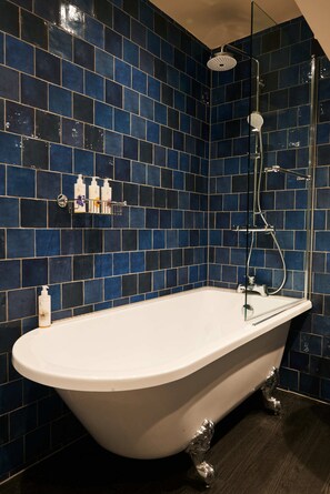 Luxury Double Room | Bathroom | Deep-soaking bathtub, free toiletries, hair dryer, towels - Kings Arms Hotel (Woodstock)