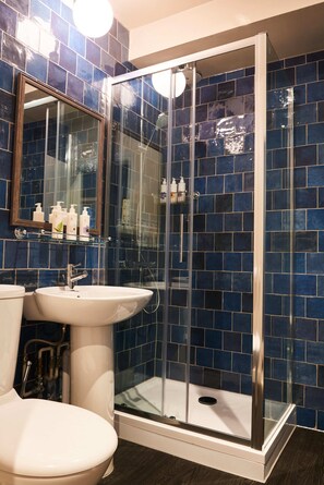 Standard Double Room | Bilik Mandi | Tab mandi rendaman dalam, kelengkapan dandanan diri percuma