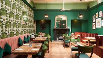 Breakfast, lunch, dinner served; British cuisine