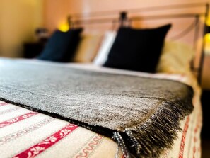 Tweepersoonskamer, uitzicht op meer (Letto Matrimoniale) | Een minibar, een kluis op de kamer, een bureau, geluiddichte muren