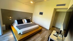 Suite, Lake View | Minibar, in-room safe, desk, soundproofing - Charming Bellagio Boutique Hotel (Bellagio)