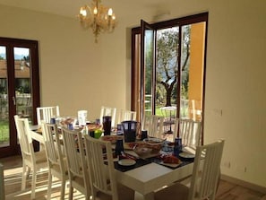 Daily full breakfast (EUR 20 per person)