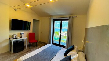 Suite, uitzicht op meer | Een minibar, een kluis op de kamer, een bureau, geluiddichte muren