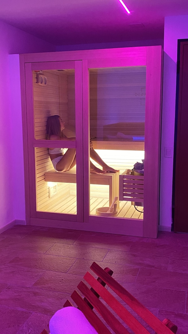 Sauna, hot tub