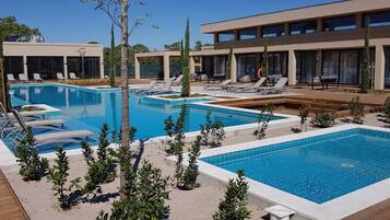 Piscine couverte, piscine extérieure