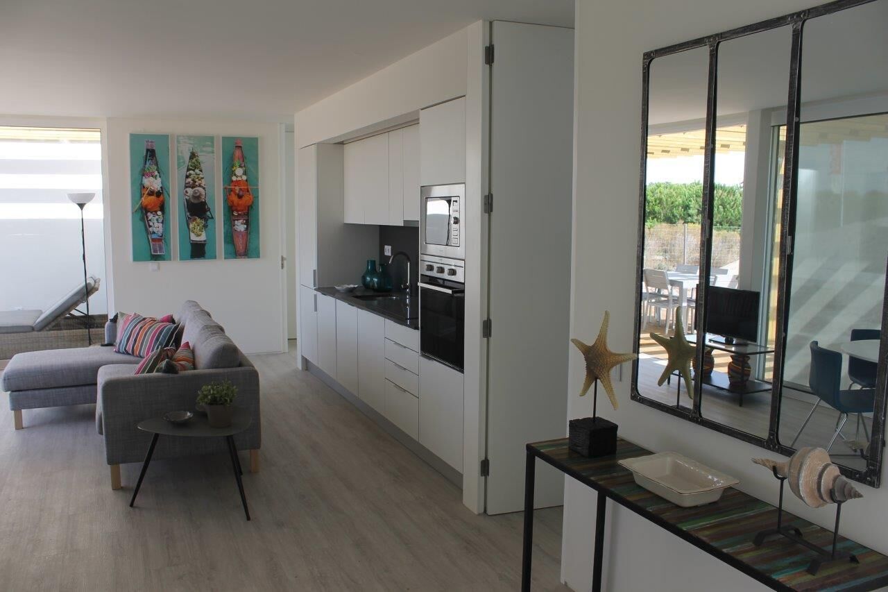 TV connectée, cheminée, baby-foot, livres