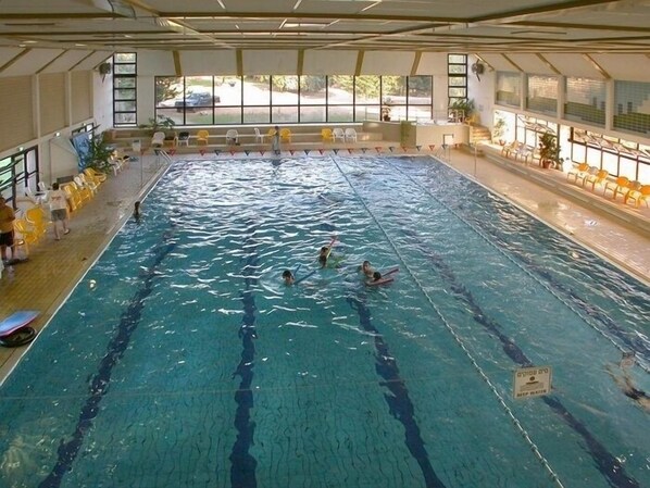 Sisäuima-allas, kauden mukainen ulkouima-allas