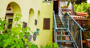 Familie-studiolejlighed - køkken - søudsigt | Mørklægningsgardiner, strygejern/strygebræt, gratis baby-/barnesenge