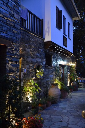 Fassade der Unterkunft – Abend/Nacht