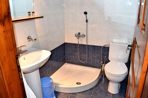Familienstudio | Badezimmer | Dusche, Komfortbadewanne, Regendusche, kostenlose Toilettenartikel