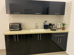 Refrigerador con freezer, microondas, cafetera/tetera