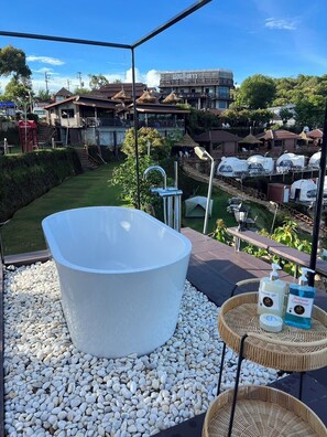 Dome VIP | Bathroom | Shower, free toiletries - Mon Ing Dao (Mae Rim)