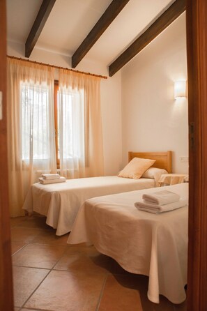 3 chambres, fer et planche à repasser, Wi-Fi gratuit, draps fournis