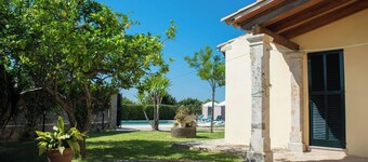 VIVIENDA UNIFAMILIAR AISLADA CON PISCINA, CASA RURAL EN UN TERRENO DE 35.000M2 