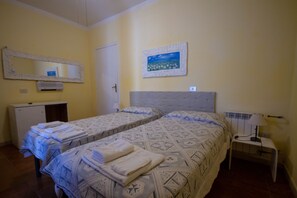 Desk, free cots/infant beds, rollaway beds, free WiFi - Hotel Dory (Orbetello)