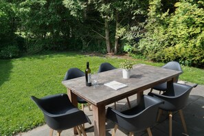 Outdoor dining - House Olivia 6p with private garden and close to lake Lauwersmeer (Anjum)
