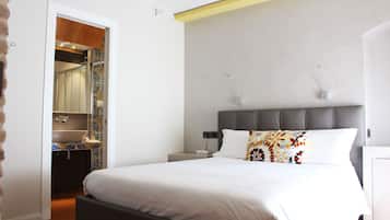 Ropa de cama de alta calidad y caja de seguridad en la habitación