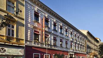 Un edificio de varios pisos con un estilo arquitectónico clásico, con balcones ornamentados y ventanas amplias.