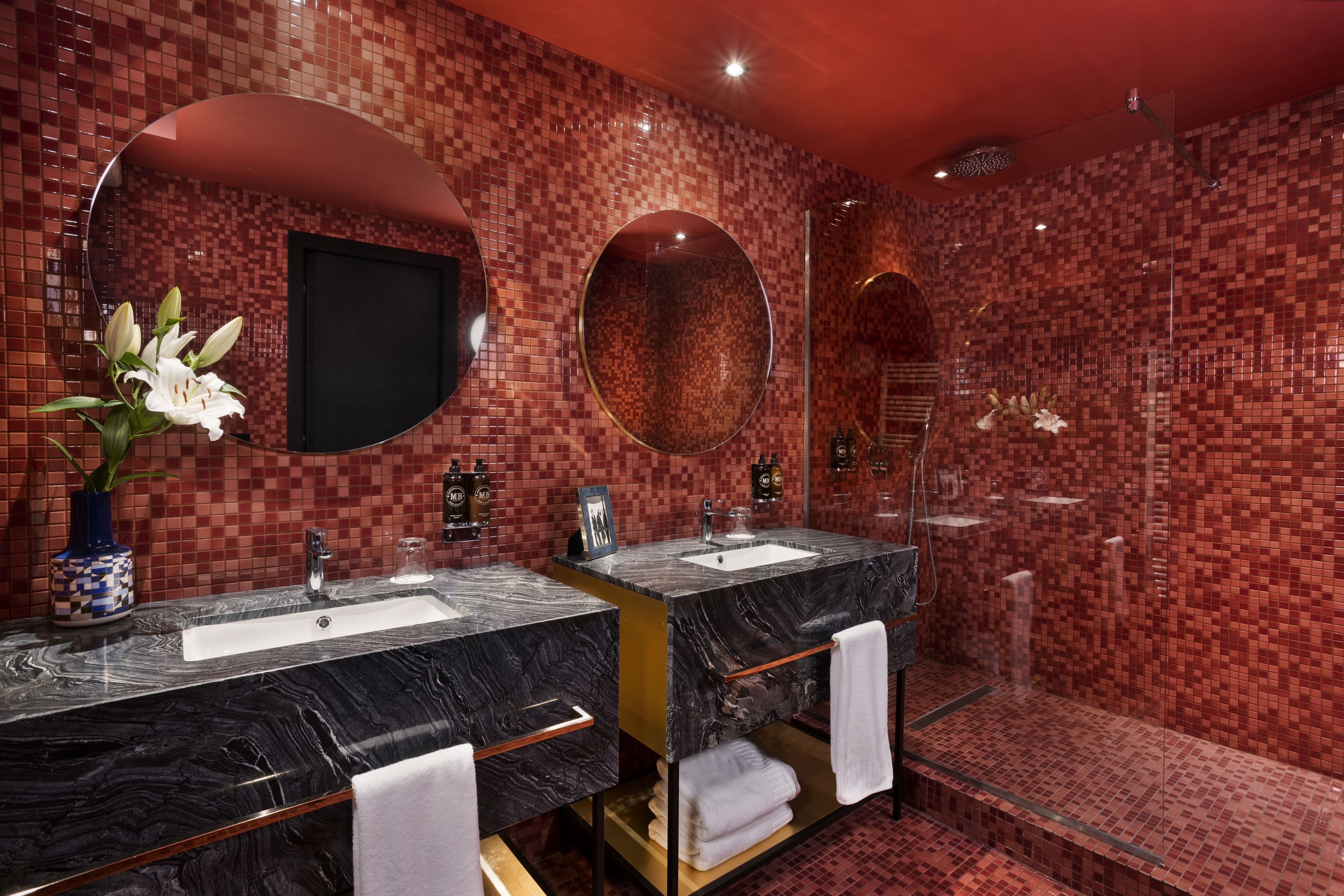 Suite présidentielle, 2 chambres | Salle de bain | Douche, douche cascade, articles de toilette griffés, séchoir à cheveux