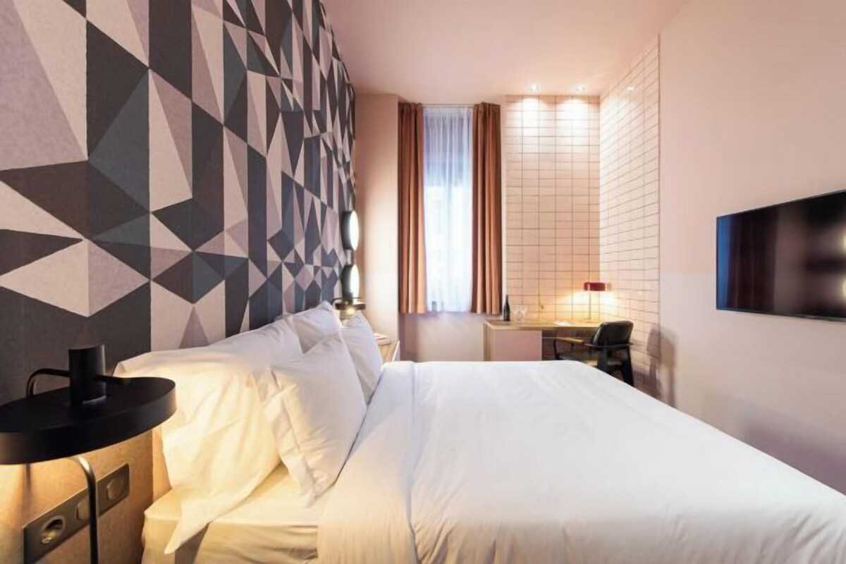 1 bedroom, hypo-allergenic bedding available, minibar, in-room safe