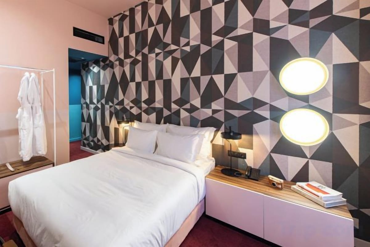 1 bedroom, hypo-allergenic bedding available, minibar, in-room safe