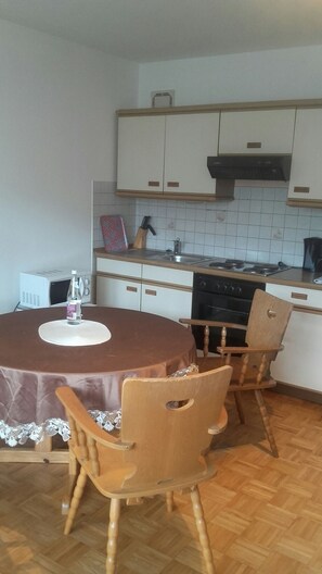Fridge, microwave, oven, stovetop - Ferienwohnung Wittelsbacherstr. 10 - in ruhiger und zentraler Lage (Bad Reichenhall)