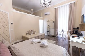 Deluxe Double Room | Premium bedding, minibar, in-room safe, individually decorated - Domus Deorum Deluxe (Naples)