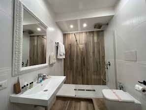 Deluxe Room | Bathroom | Shower, free toiletries, hair dryer, bathrobes - Domus Deorum Deluxe (Naples)