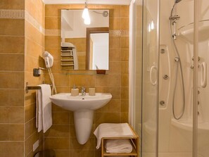 Triple Room | Bathroom | Free toiletries, hair dryer, bidet