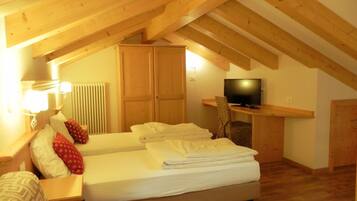 Zimmersafe, Schreibtisch, Verdunkelungsvorhänge, kostenlose Babybetten