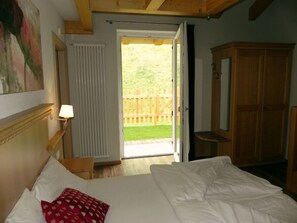 Doppel- oder Zweibettzimmer | Zimmersafe, Schreibtisch, Verdunkelungsvorhänge, kostenlose Babybetten