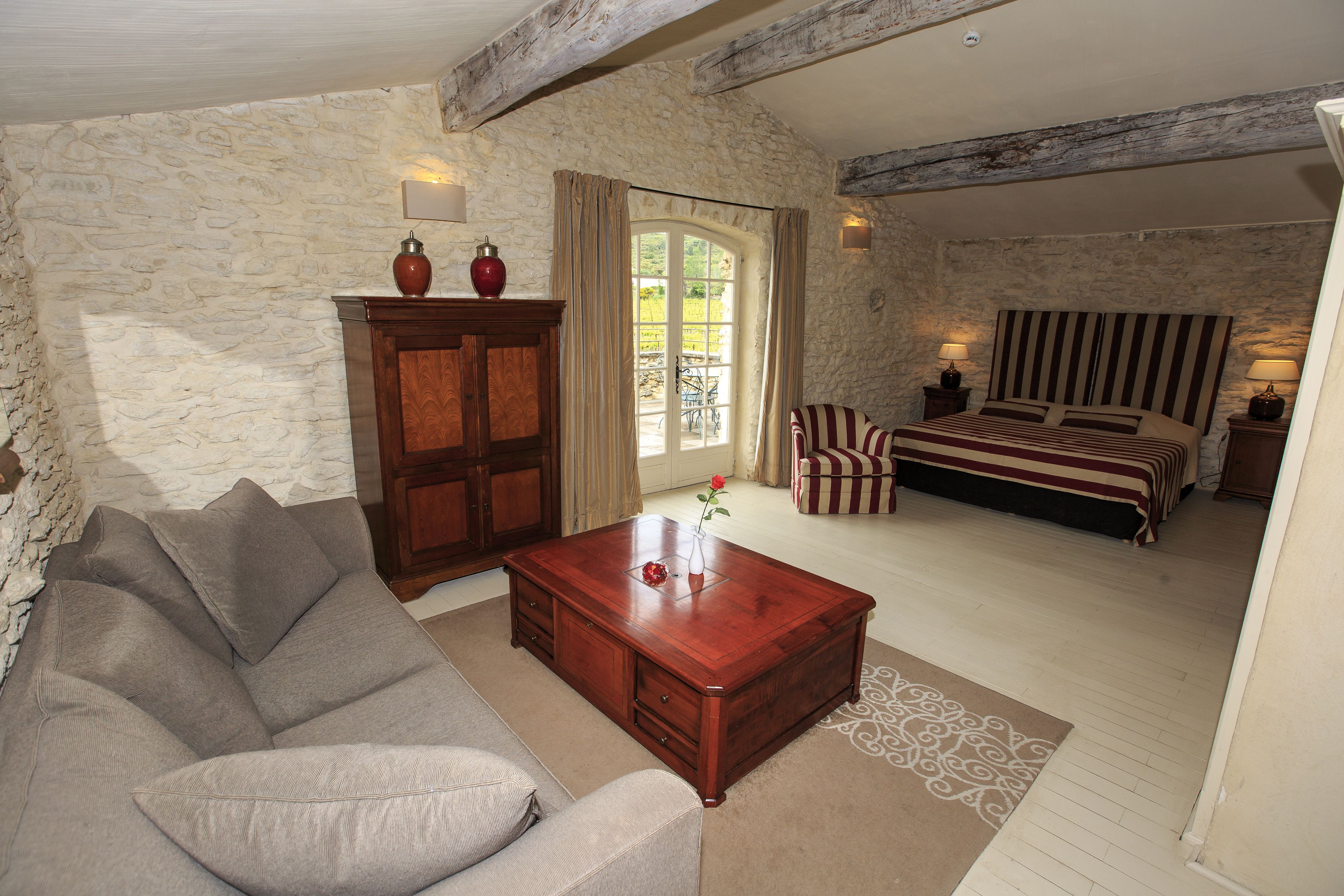 Suite – junior, terrasse | Safe på rommet, individuelt dekorert, individuelt innredet og skrivebord