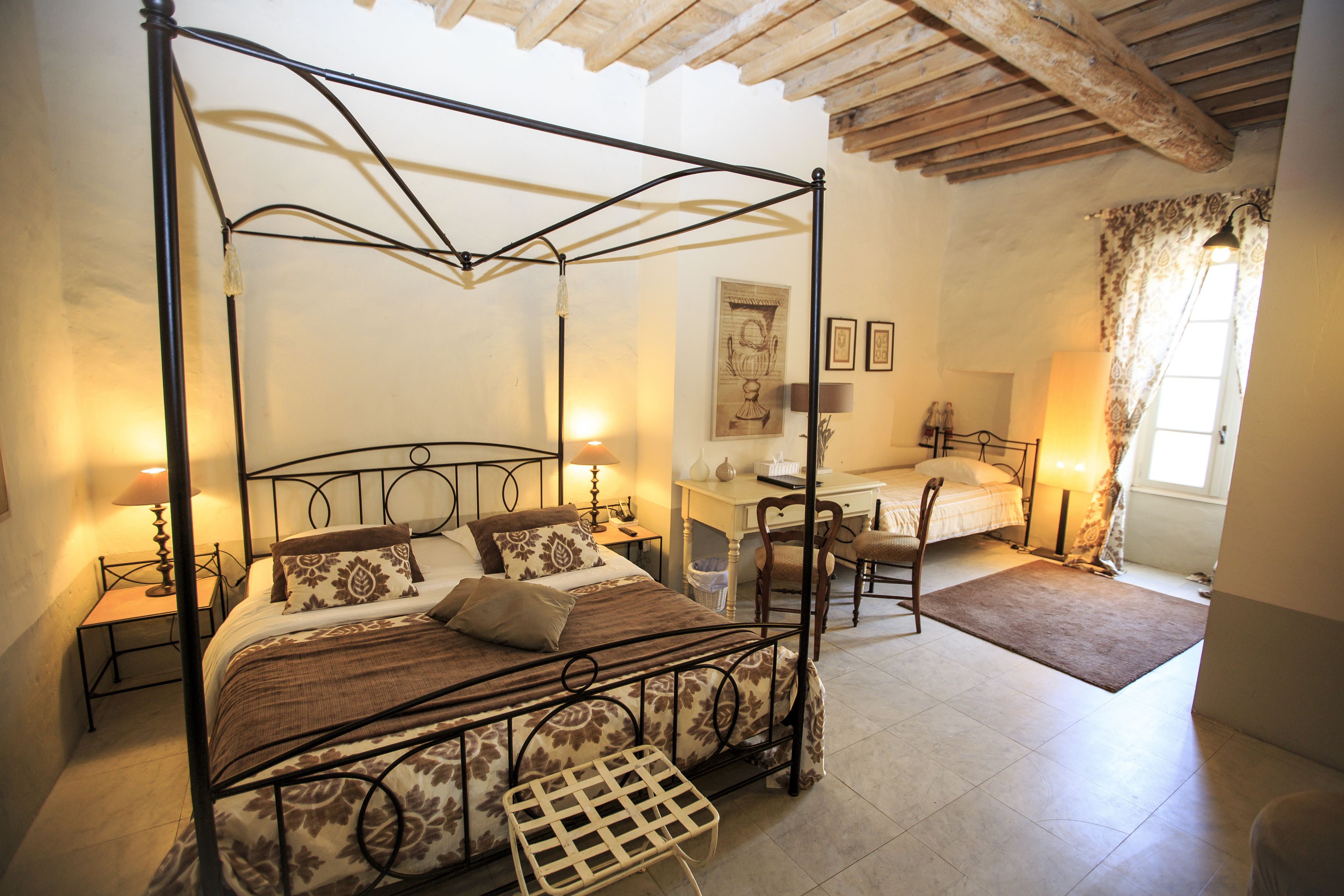 Comfort Room | Peti besi dalam bilik, dihias secara berasingan 