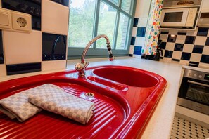 Kylskåp, mikrovågsugn, ugn och diskmaskin