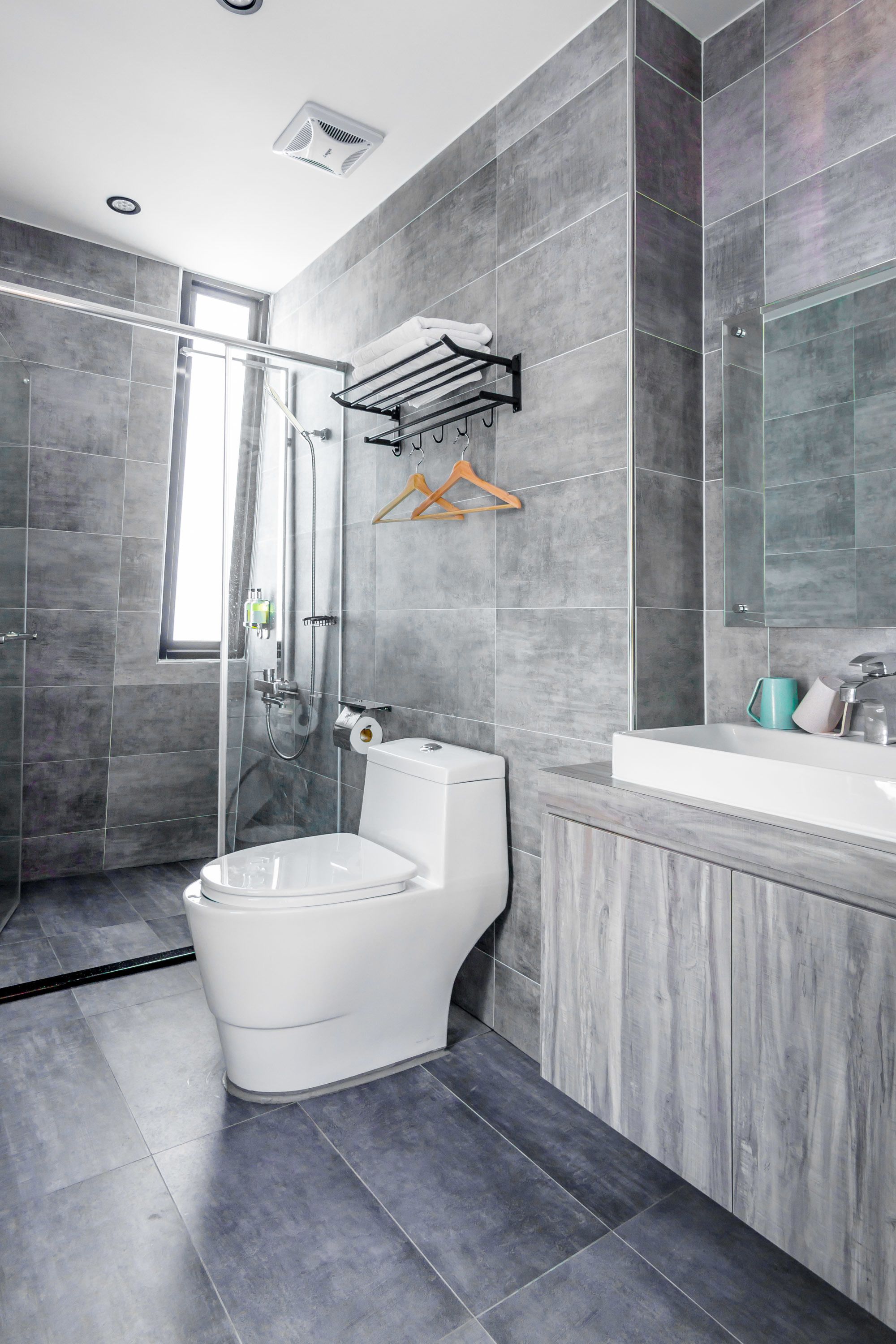 Un baño moderno con ducha, inodoro y lavamanos.